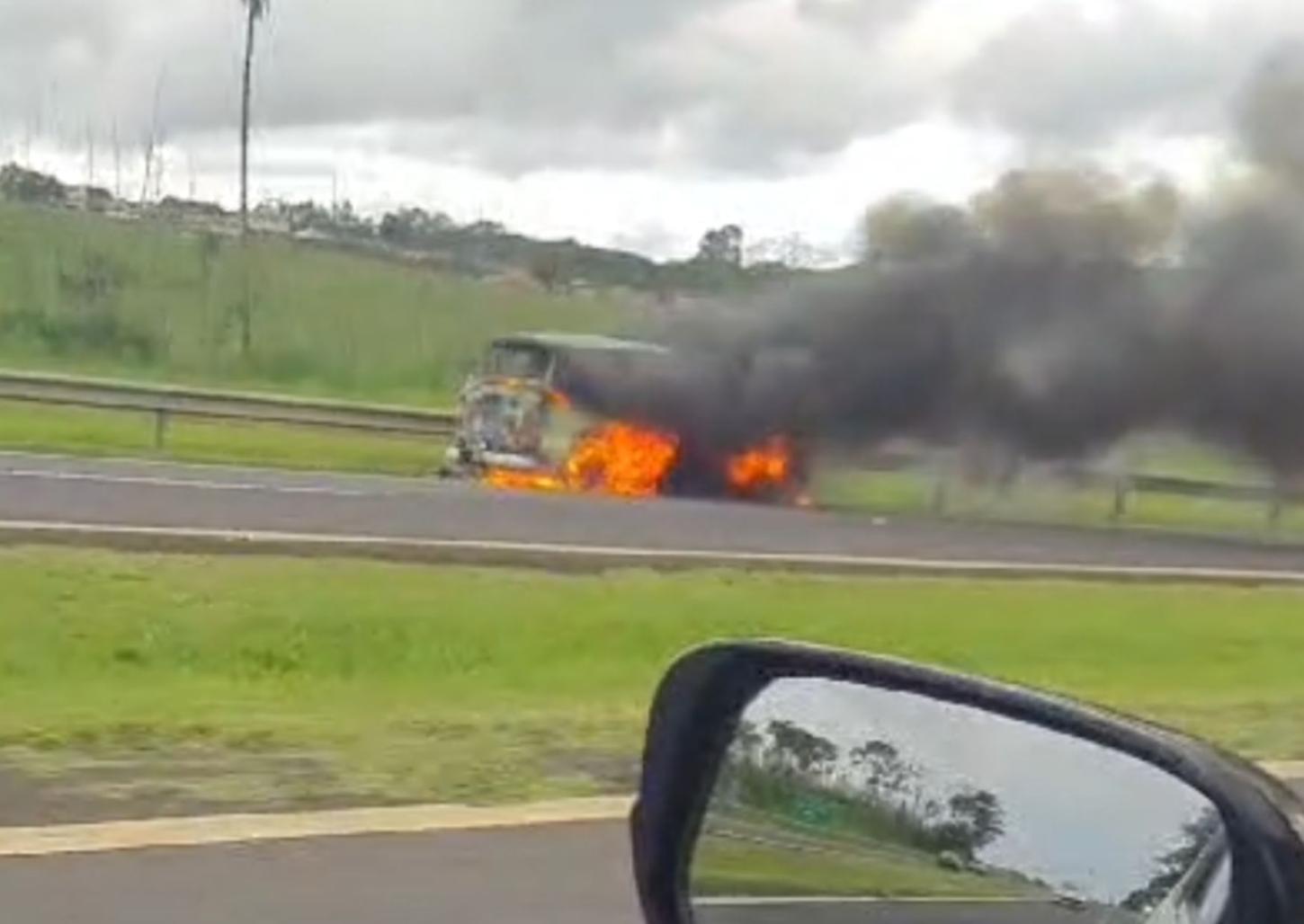 Perua pega fogo na rodovia Engenheiro Ronan Rocha