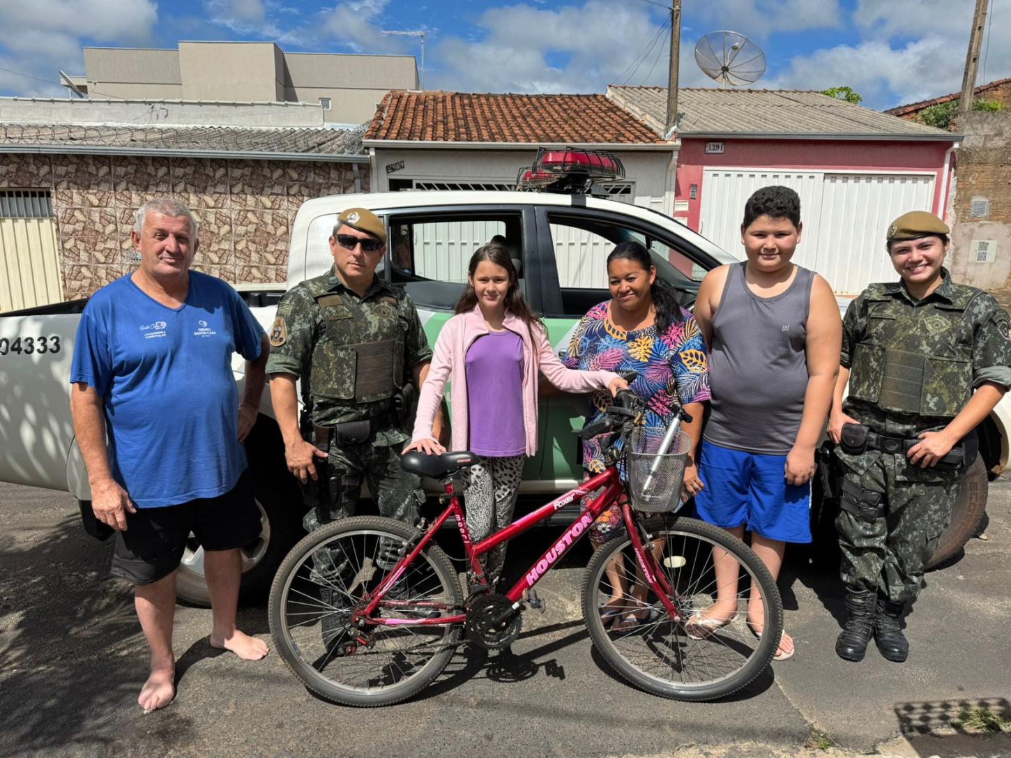 Crianças ganham bicicletas e famílias cestas básicas da Polícia Ambiental