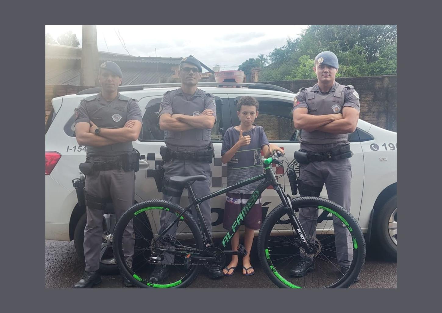 Menino ganha bicicleta de policiais militares de Nuporanga no Natal