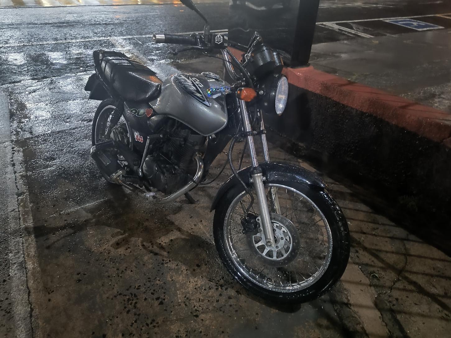 Policiais militares do Pelotão de Trânsito recuperam moto furtada