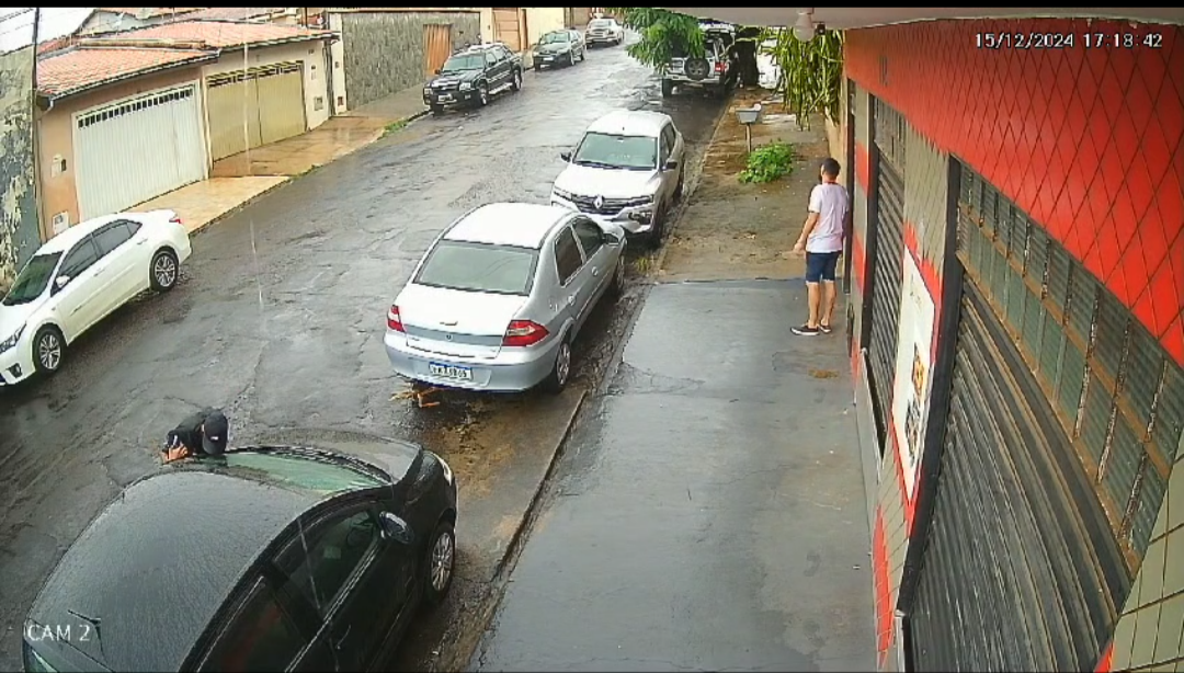 Dupla é flagrada furtando objetos em veículo no Jardim Paulistano