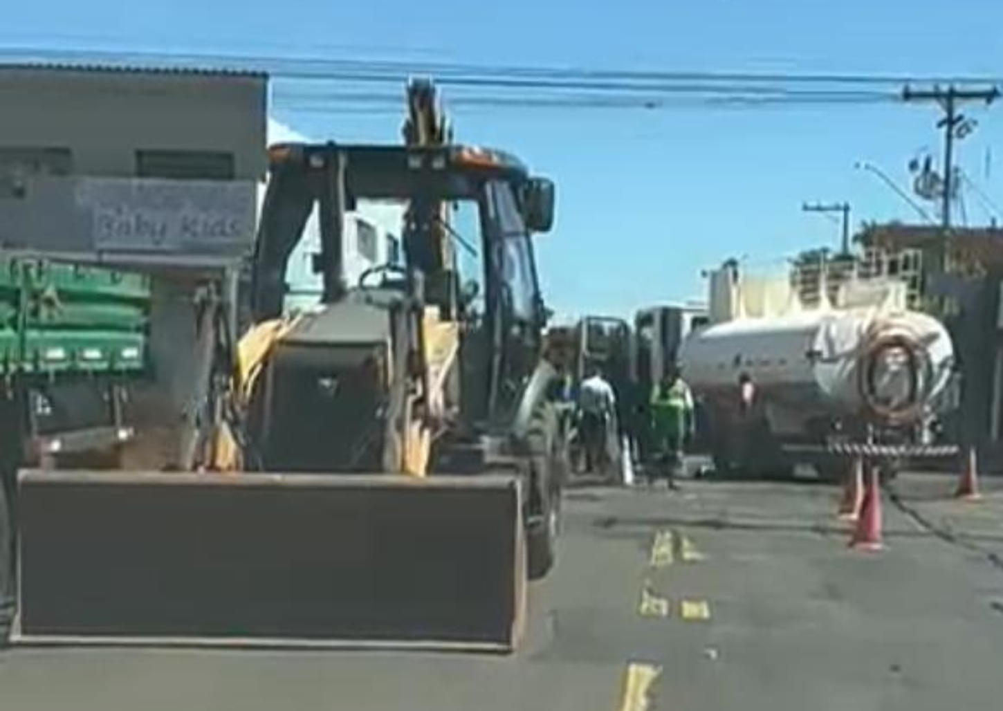 Após denúncia, Prefeitura inicia manutenção de bueiro entupido no Dermínio