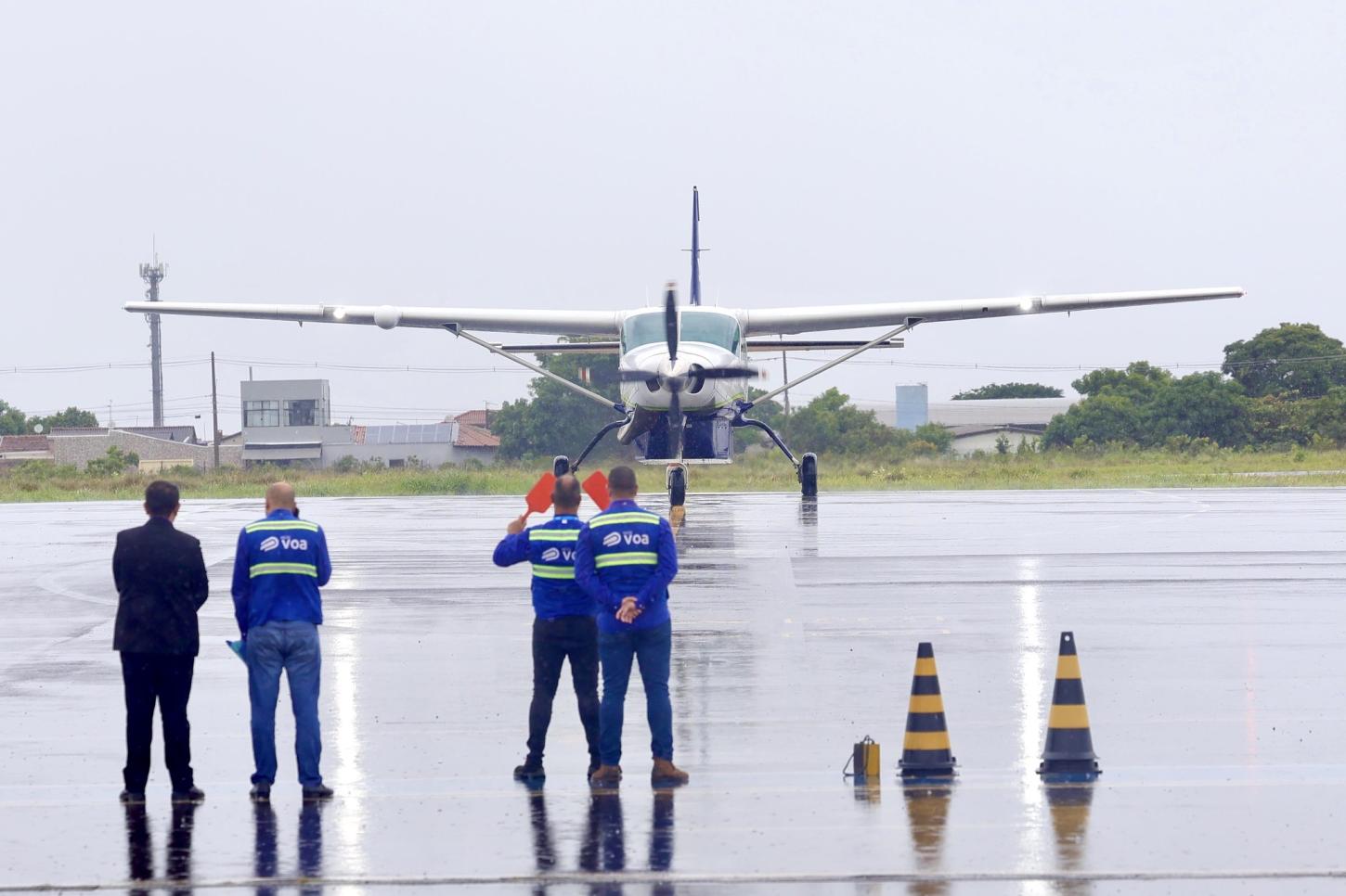 Tarcísio de Freitas visita aeroporto, vistoria hospital e inaugura rodovia