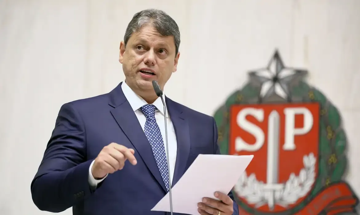 Em 2025: Tarcísio de Freitas sanciona lei que proíbe celulares em escolas