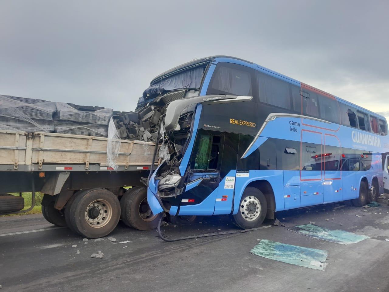 Acidente entre ônibus e carreta deixa 10 pessoas feridas na rodovia Anhanguera
