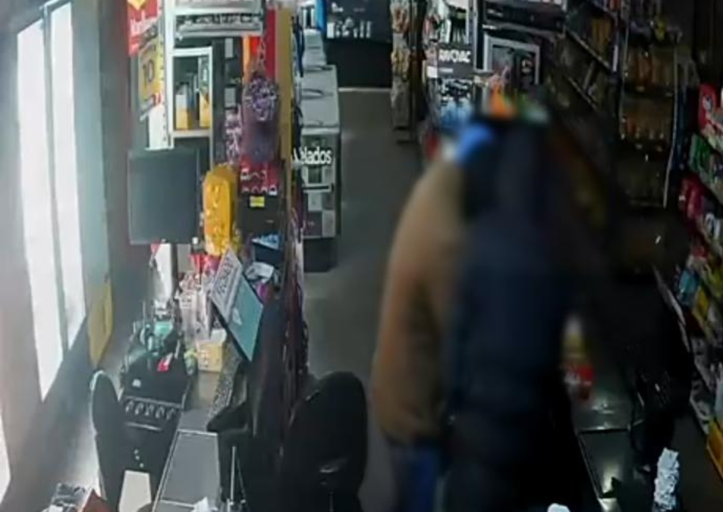 Bandidos arrombam porta de supermercado e furtam cofre com R$6 mil