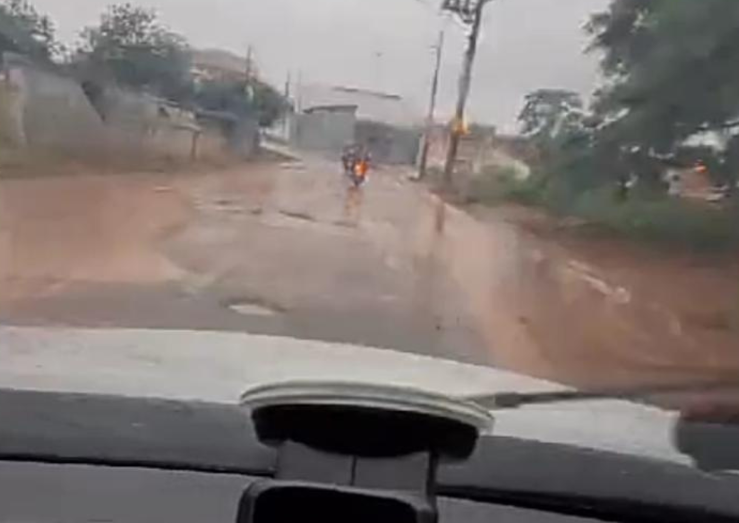 Barro e buracos prejudicam trânsito em trecho recém asfaltado na zona oeste