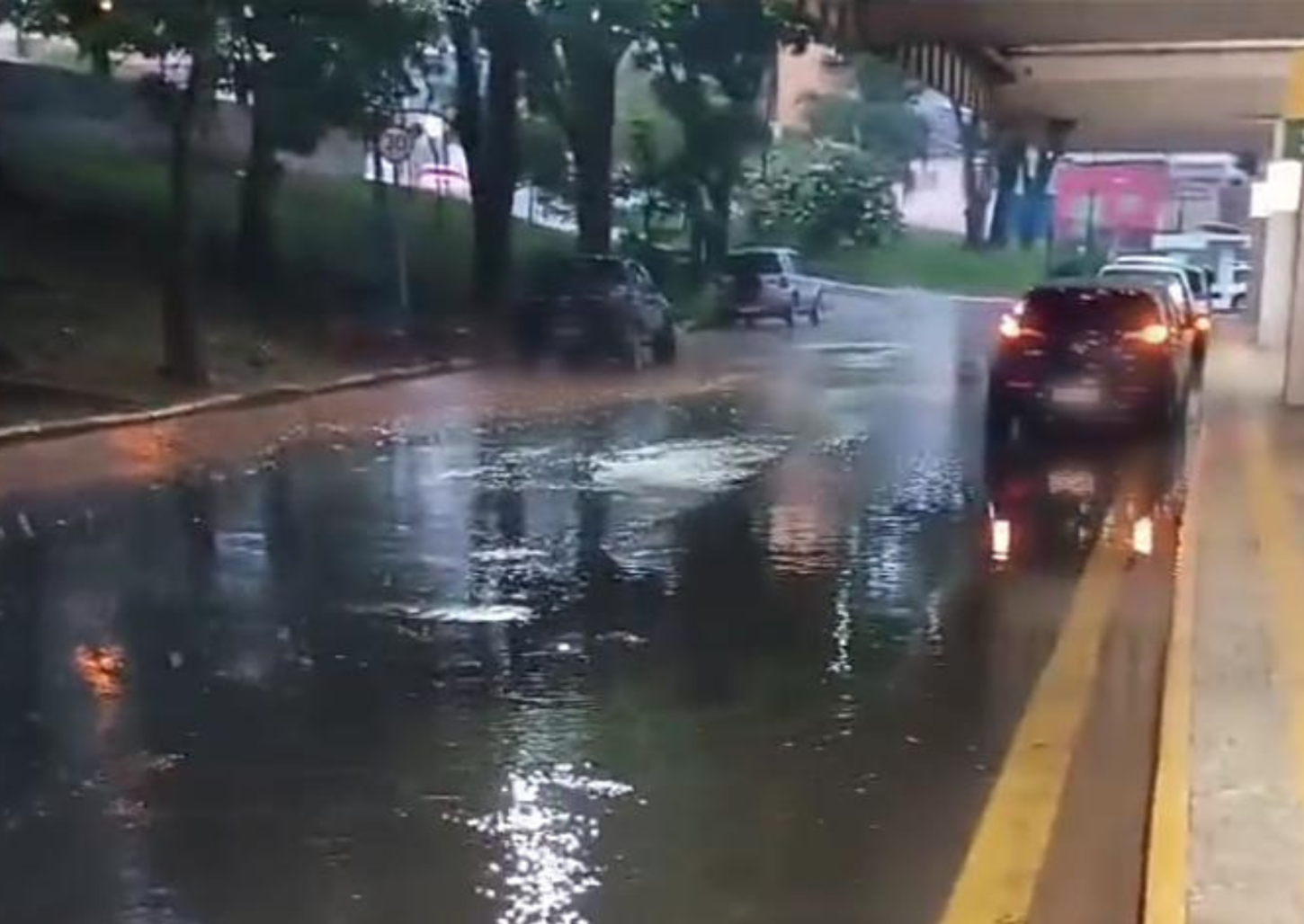 Bueiro entupido deixa rua de acesso à rodoviária de Franca alagada