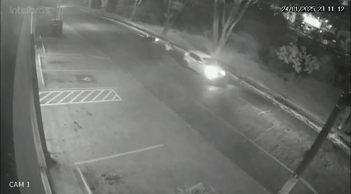 Câmera flagrou acidente que deixou jovens feridos; motorista fugiu
