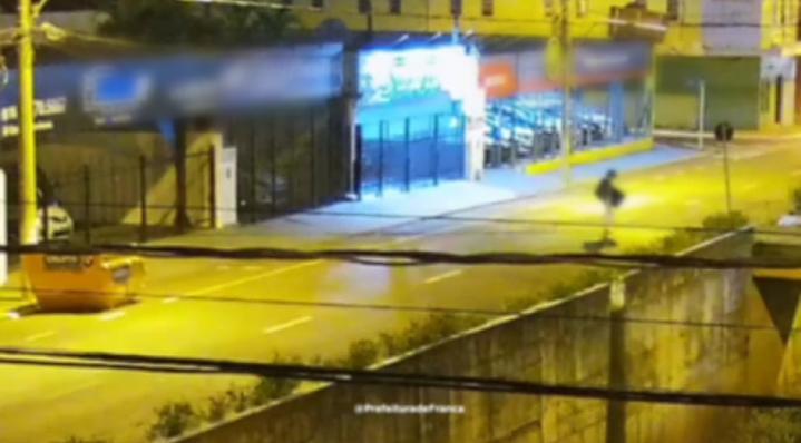 Mulher é flagrada furtando televisor em loja de veículos na Hélio Palermo