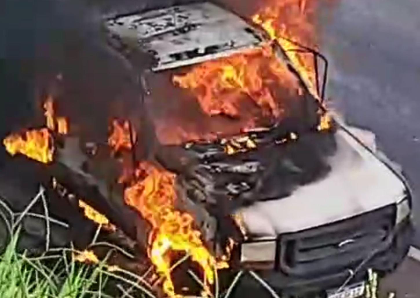 Caminhão pega fogo na rodovia Cândido Portinari
