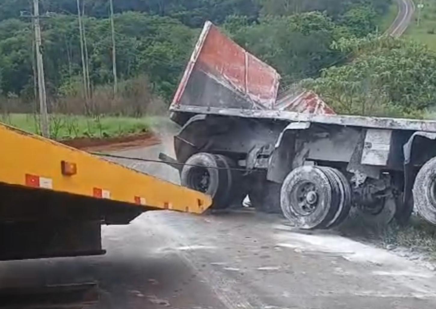 Caminhão que tombou na rodovia Benedito Pereira da Silva é removido
