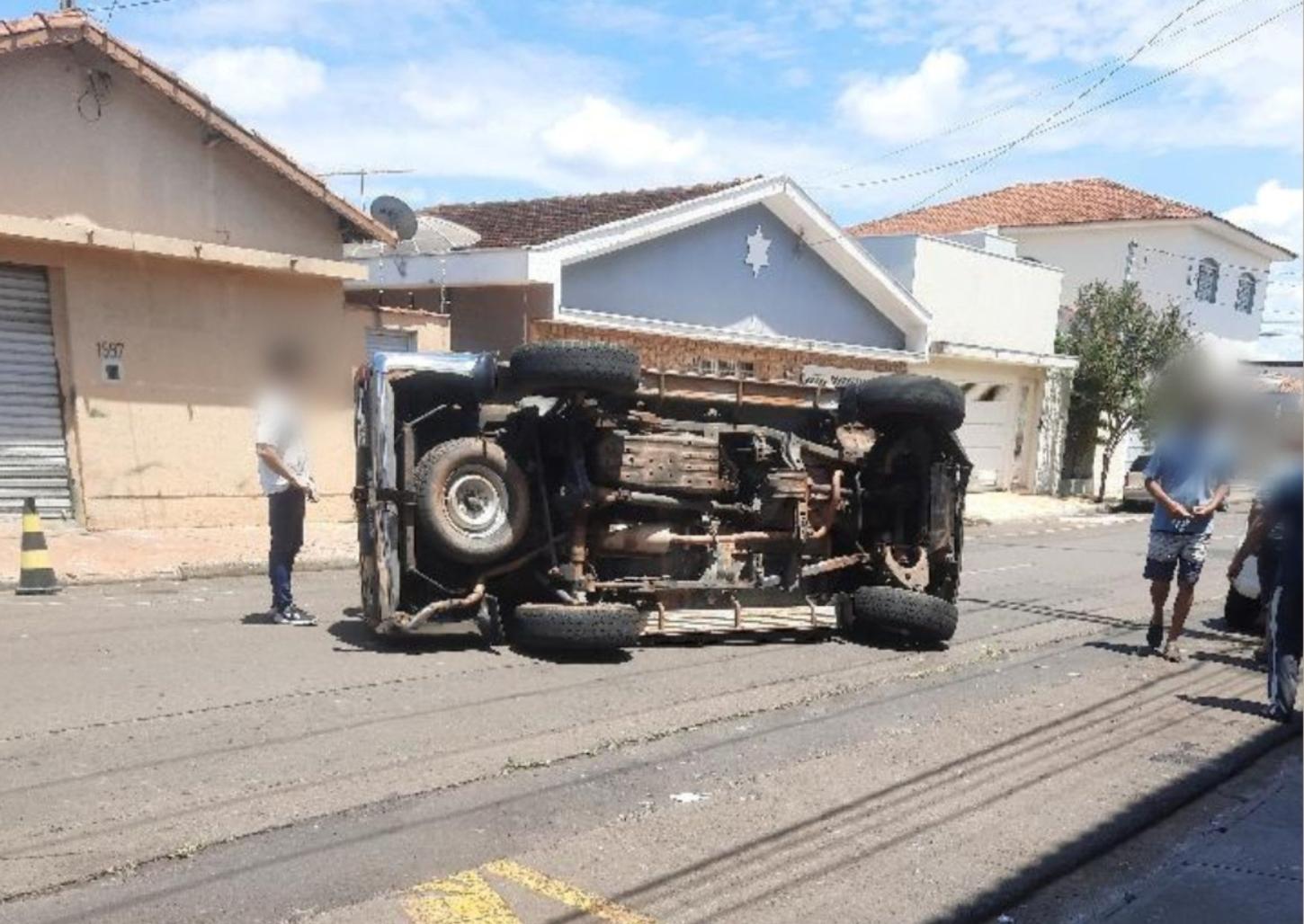 Caminhonete atinge carro estacionado e tomba no Conceição Leite