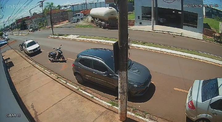 Carreta desgovernada atinge muro após falha no freio