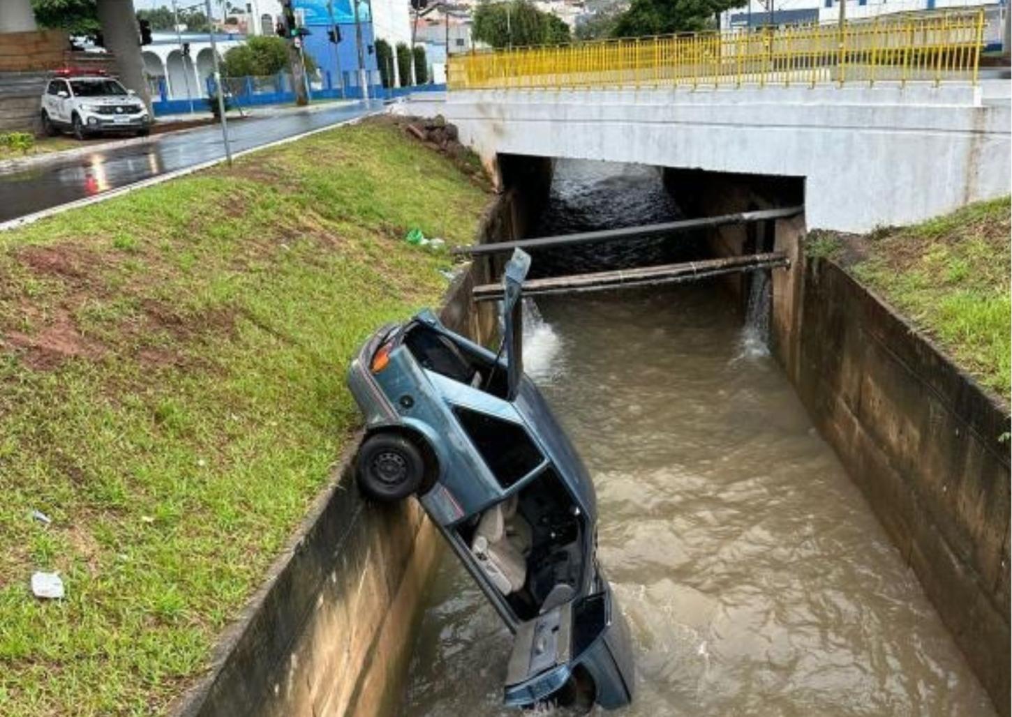 Carro cai no córrego Cubatão na avenida Ismael Alonso y Alonso