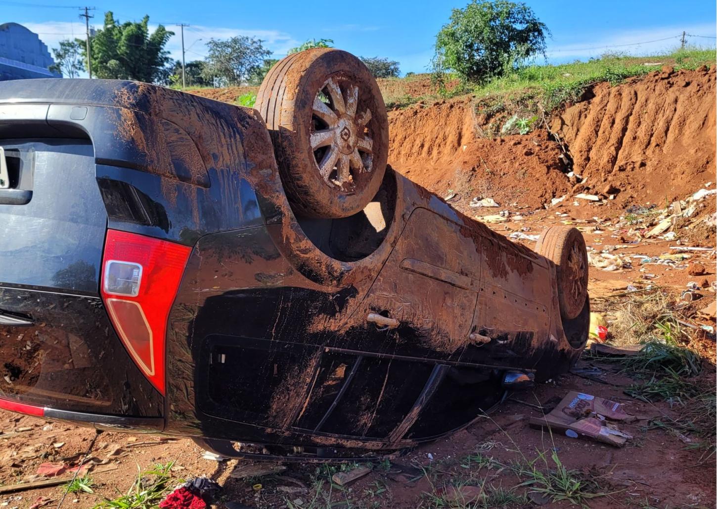 Carro é encontrado abandonado e capotado próximo a Unesp