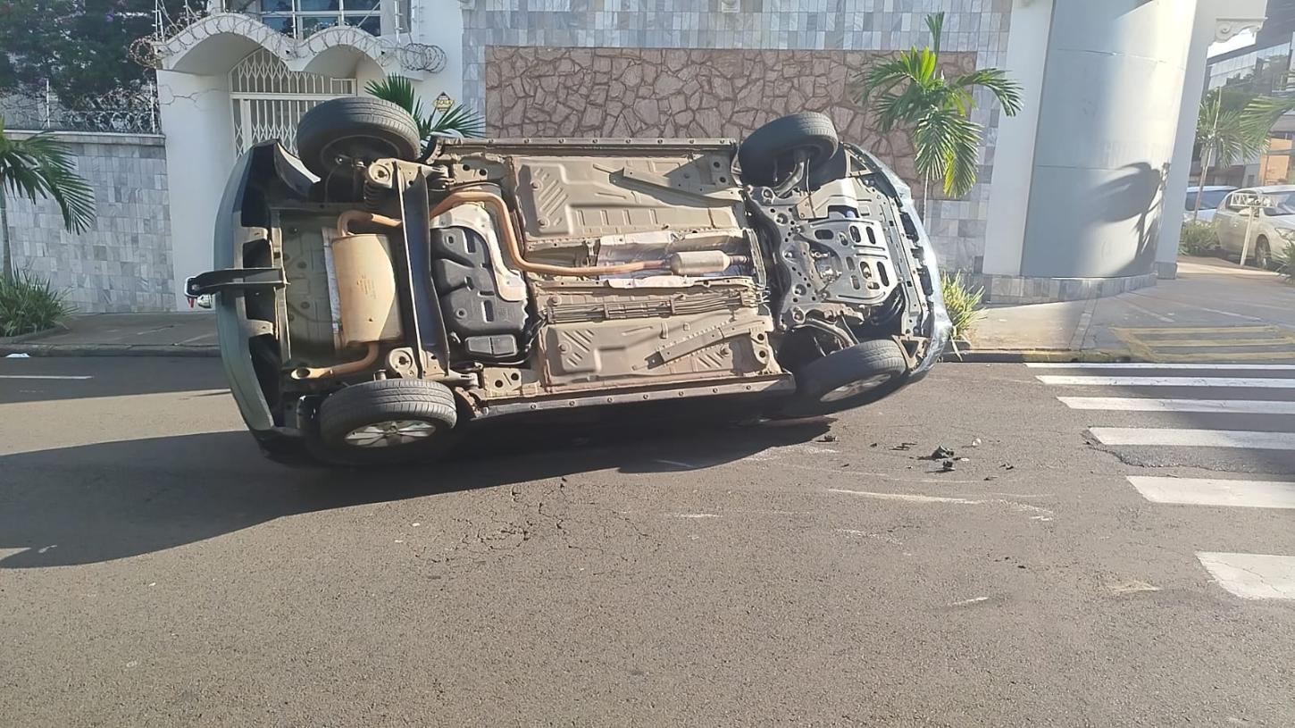 Carro tomba após colisão em cruzamento no bairro Estação