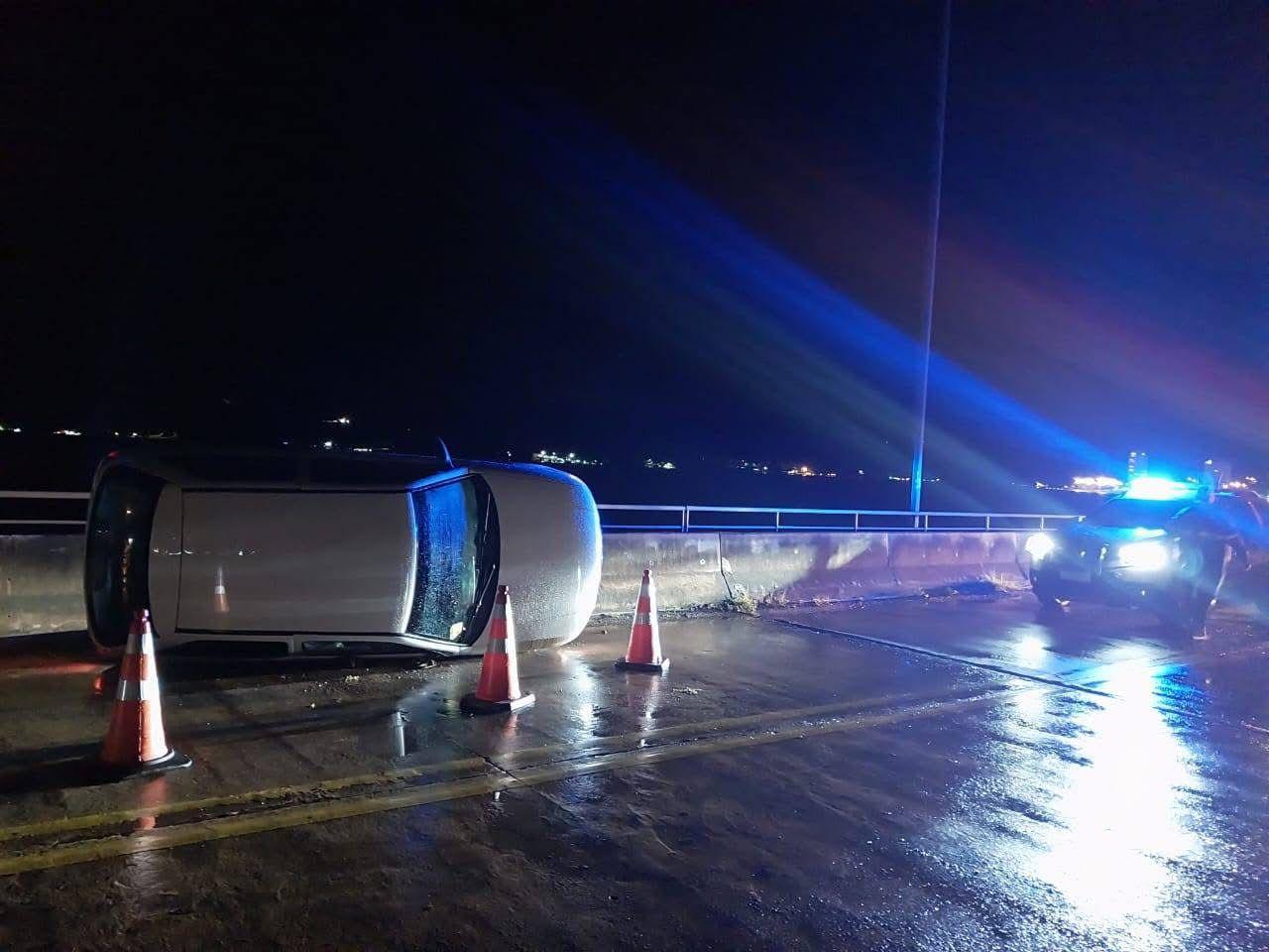 Carro tomba na ponte de Rifaina durante forte chuva; assista