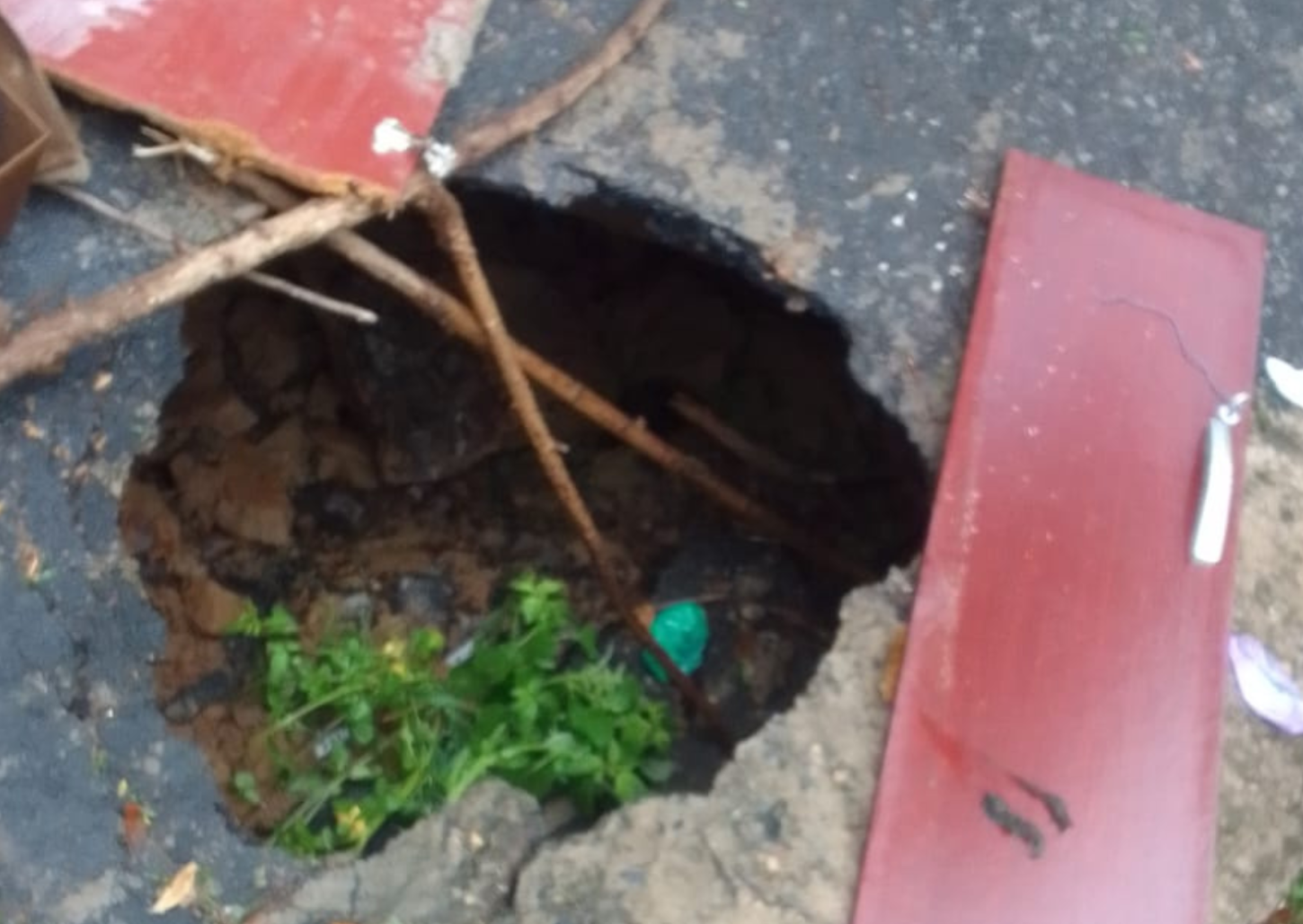 Cratera se abre na rua Florianópolis e preocupa moradores do Jardim Brasilândia