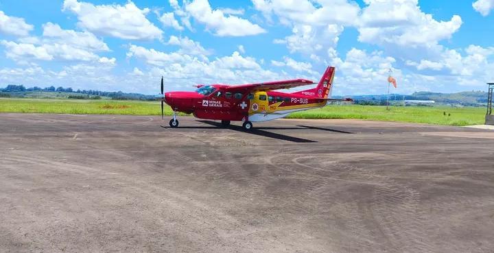 Criança com queimaduras é transferida de aeronave para UTI da região