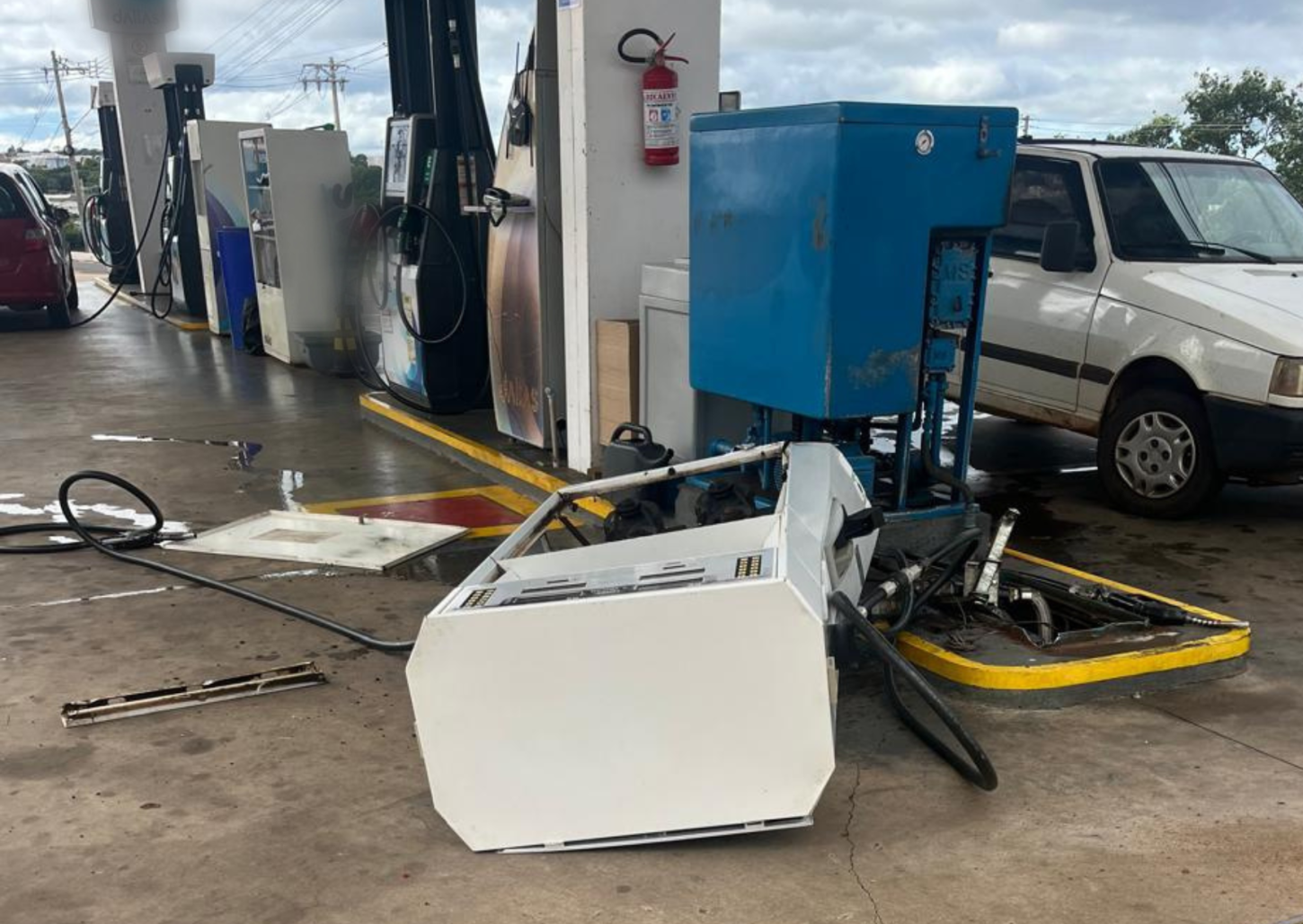 Freio de veículo falha e motorista atinge bomba de posto de combustível