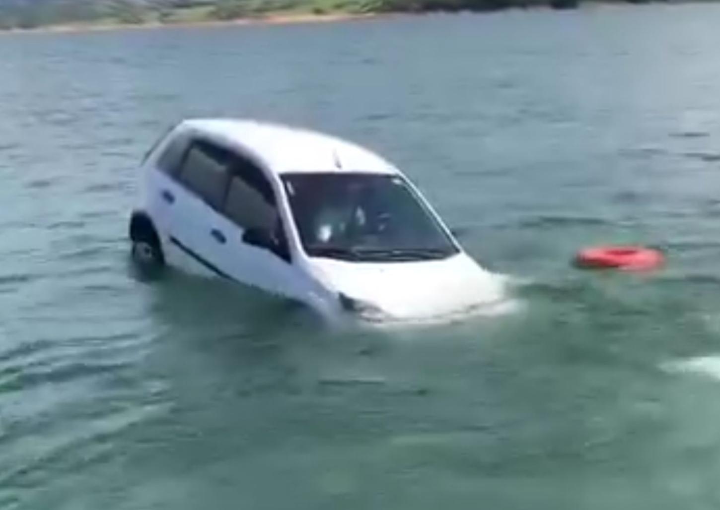 Idoso morre após carro cair de balsa na represa de Furnas