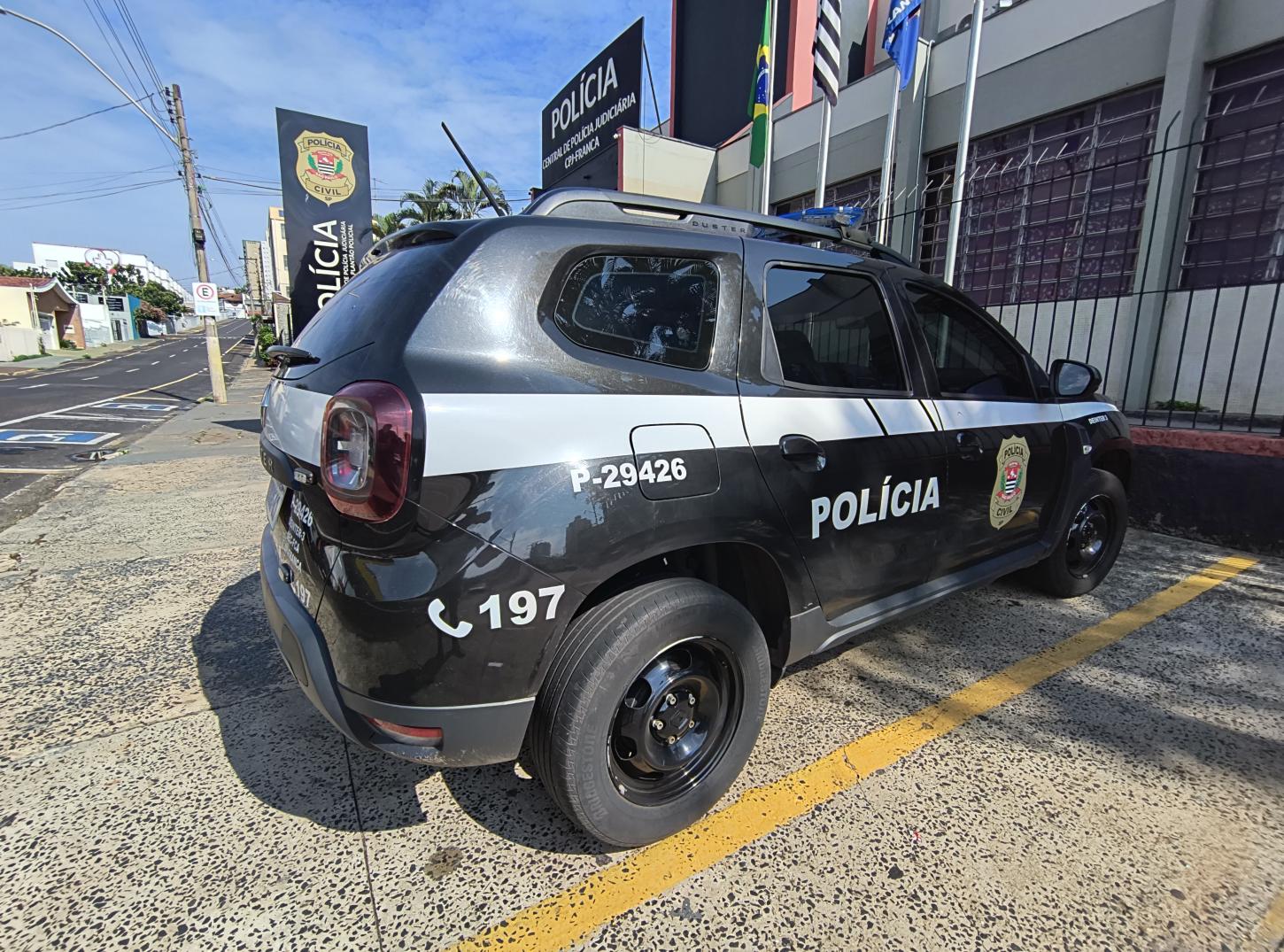 Mulher recebe flores de homem casado, conta para a esposa dele e é ameaçada