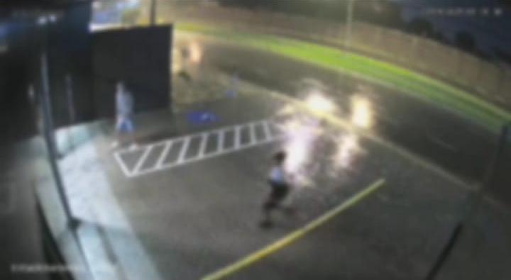 Câmeras flagram bandidos tentando furtas lojas de carro e moto