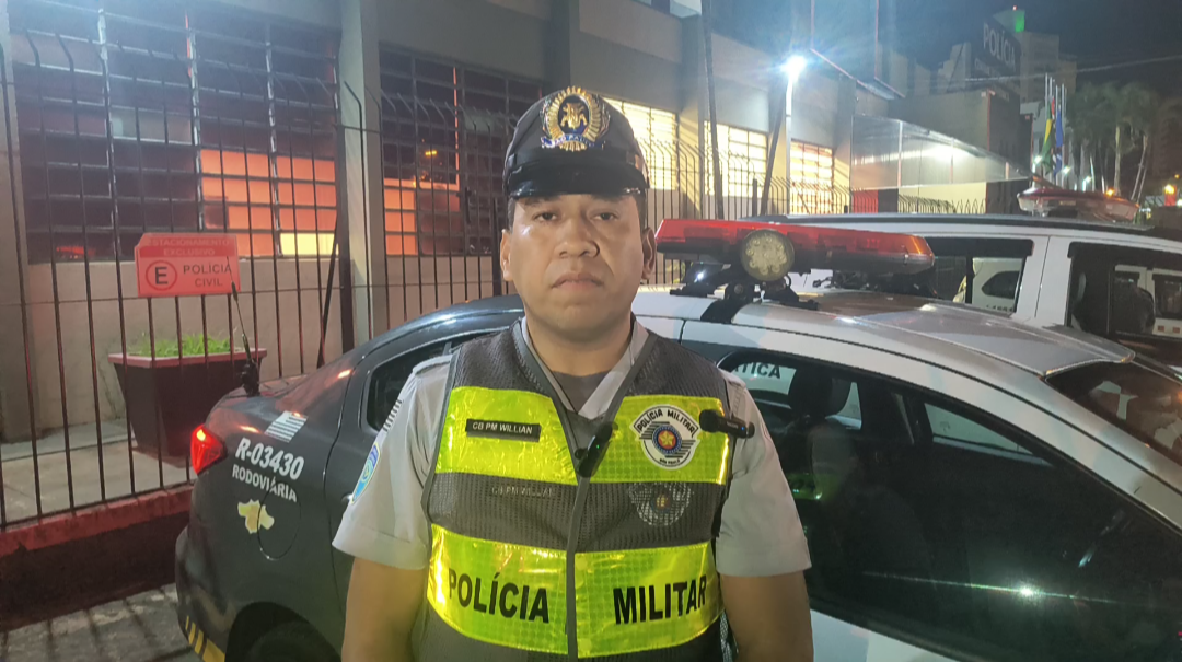 Polícia recupera caminhonete furtada; bandidos capotaram veículo