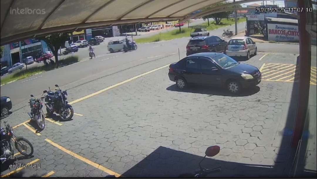 De novo: motorista avança sinal de pare e derruba motociclista