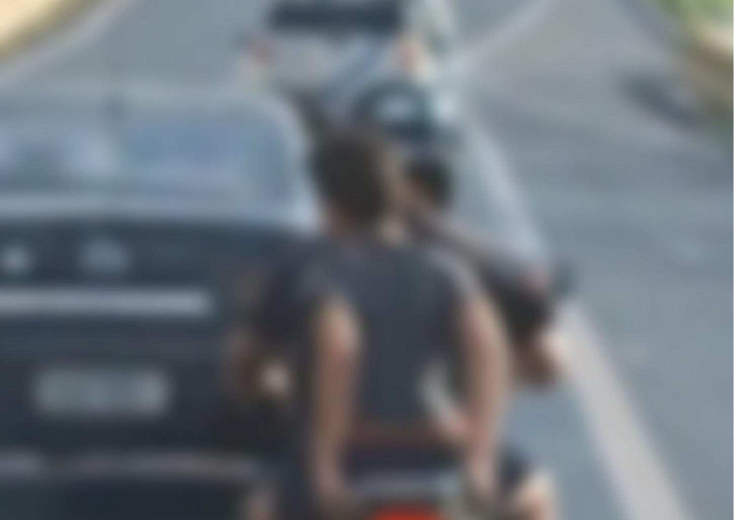 Menino é flagrado sem capacete em garupa de moto na Portinari