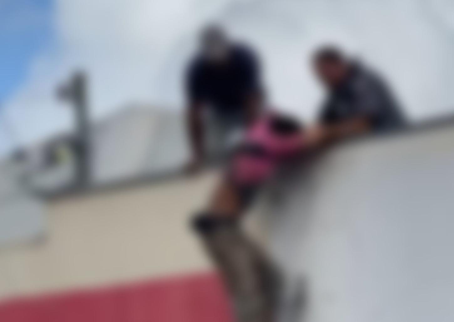 Ladrão de fio dorme em telhado e é preso por policiais militares