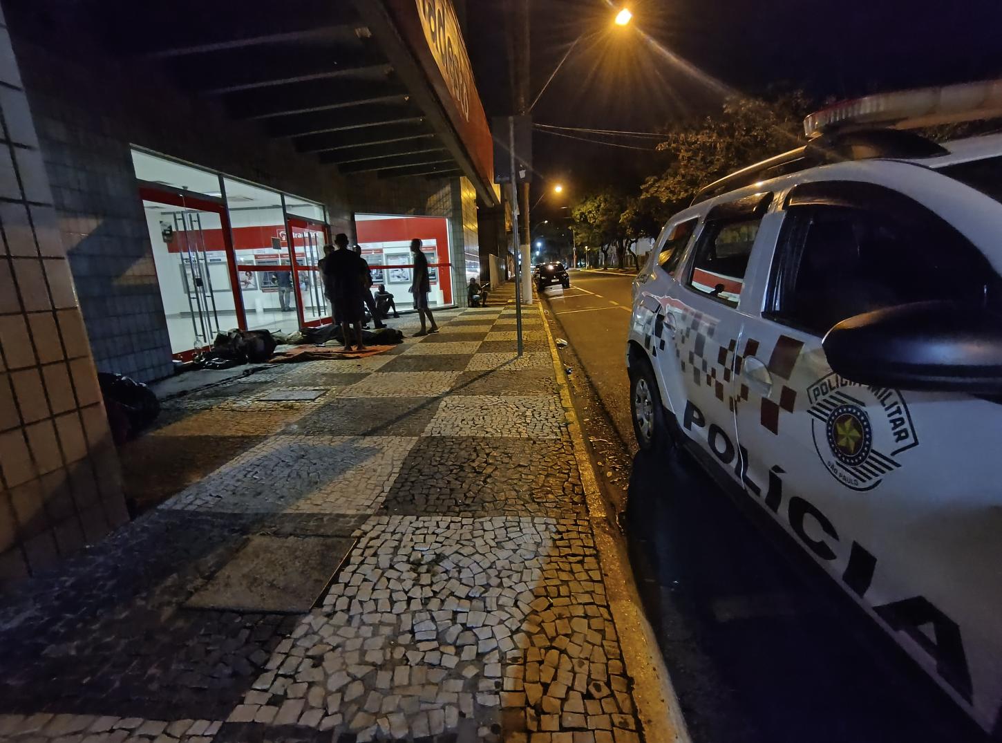 Morador de rua é encontrado morto em frente a agência bancária na Estação
