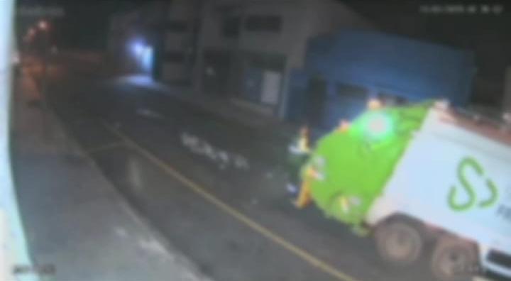 Moradora reclama de sujeira deixada por garis durante coleta do lixo