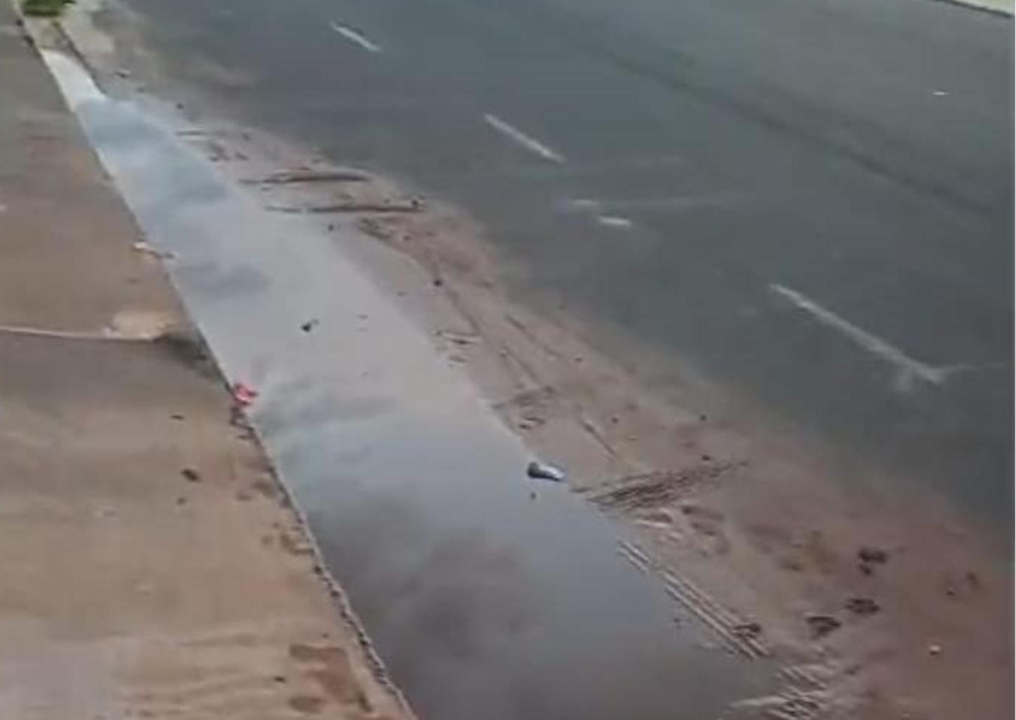 Moradora espera Prefeitura solucionar alagamento em porta de casa há mais de um ano