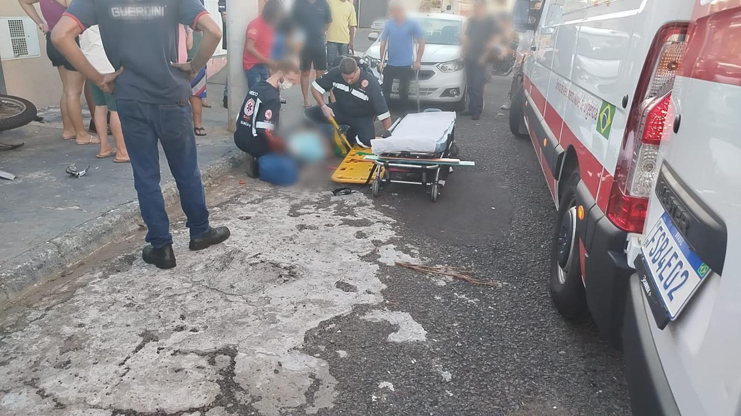 Homem bate moto em poste na Vila São Sebastião e fica em estado grave