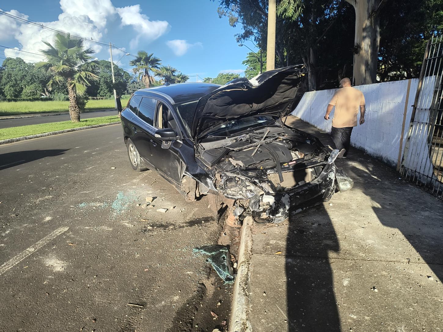Motorista invade canteiro, entra na contramão e derruba muro