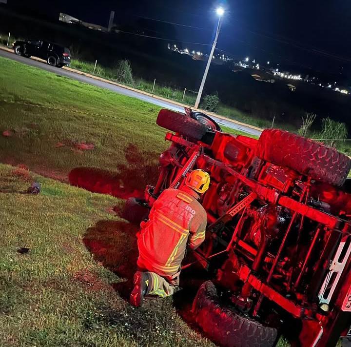 Carro capota em rotatória e deixa homem ferido em Sacramento (MG)