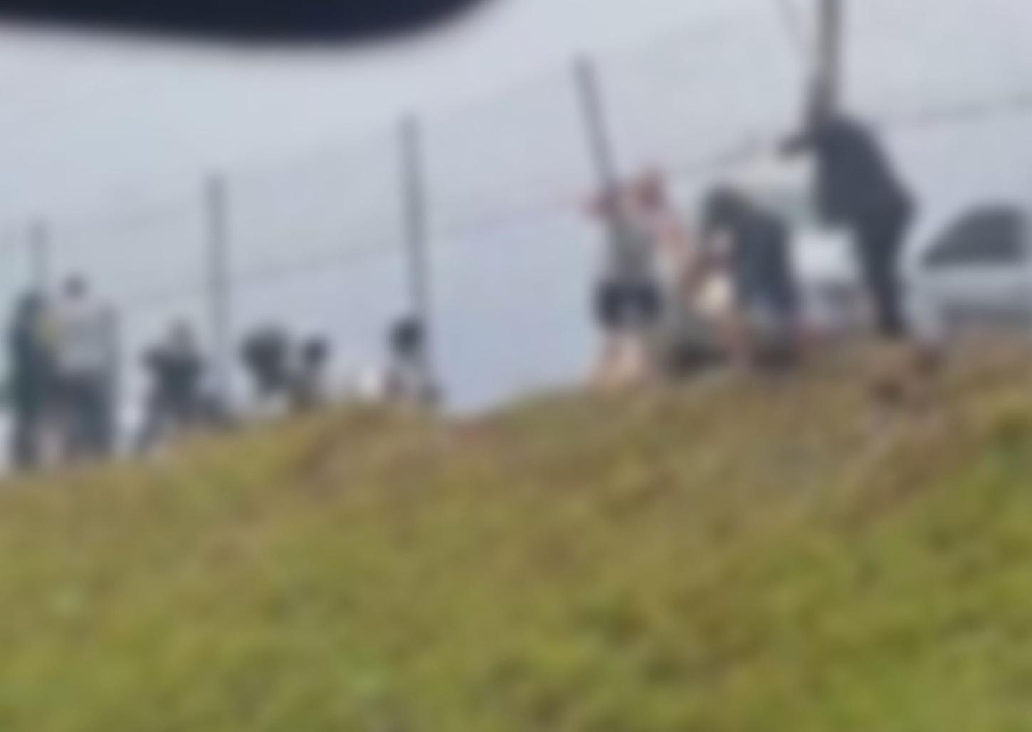 Motorista sobe em calçada, bate em grade e por pouco não cai em estacionamento