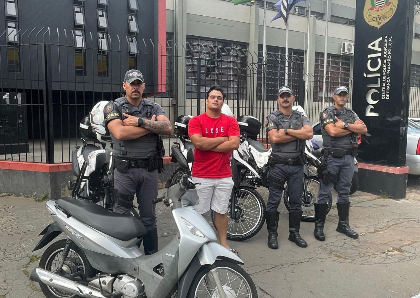 Rocam recupera moto furtada e vítima agradece policiais militares