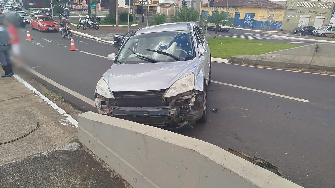 Motorista bate carro em mureta do pontilhão da Vila São Sebastião
