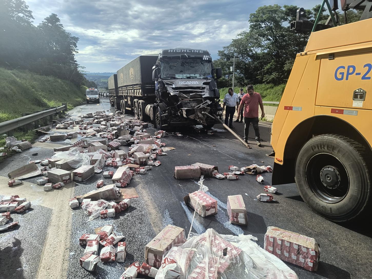 Carga de leite se espelha na pista após colisão na rodovia Ronan Rocha