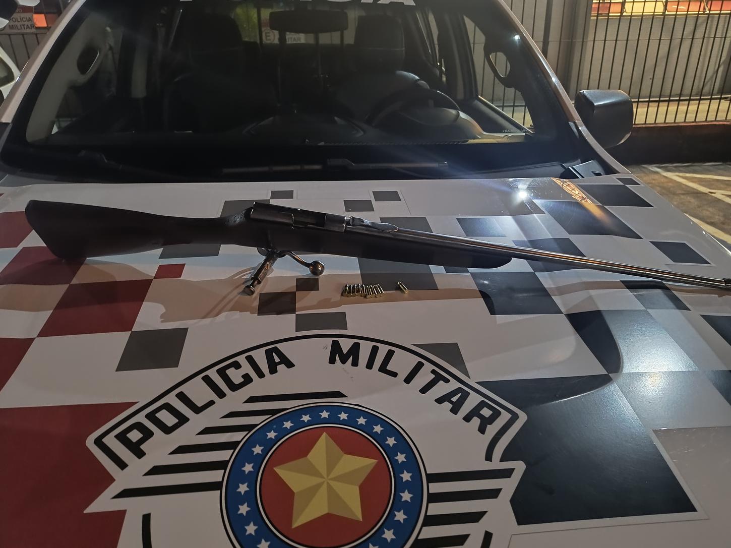 Homem é preso pela PM com espingarda após abater vaca em Restinga