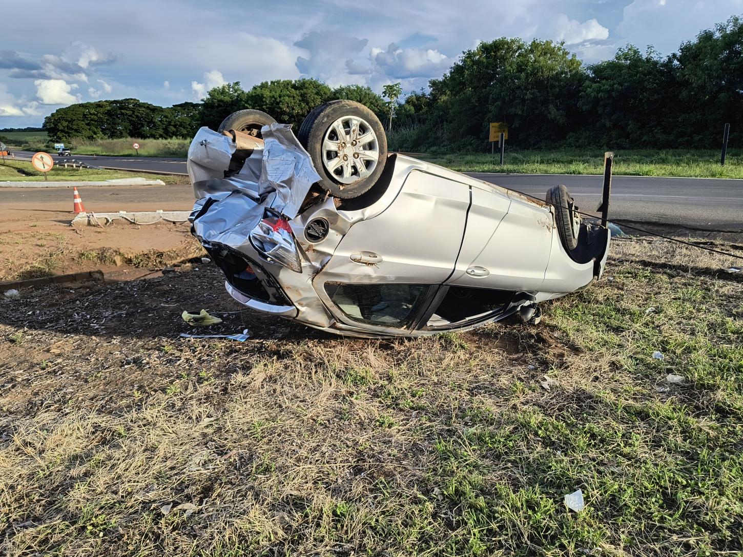 Carro com pai e filha capota após ser atingido na traseira na Fábio Talarico