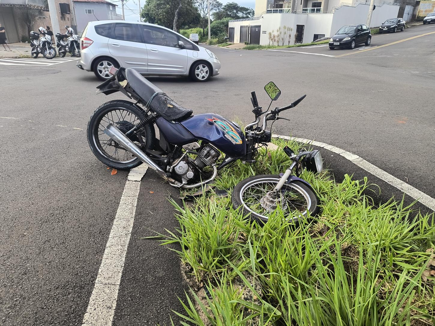 Roda de moto é arrancada após bater em caminhonete no Conceição Leite