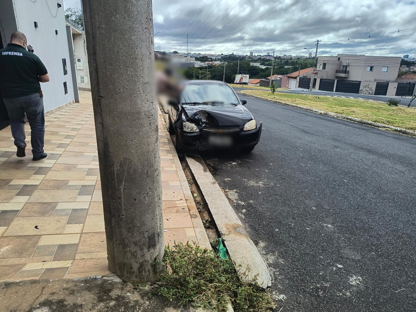 Carro bate em poste e deixa mãe e criança feridas no Palermo City