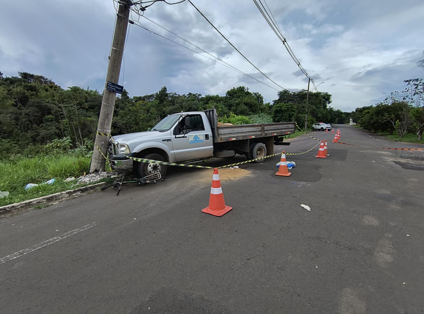 Criança na contramão é atropelada por caminhão no Jardim Noêmia