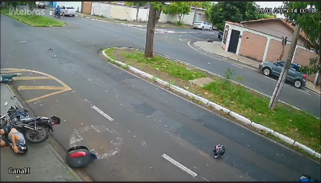 Motorista atinge moto no Ângela Rosa, deixa duas pessoas feridas e foge