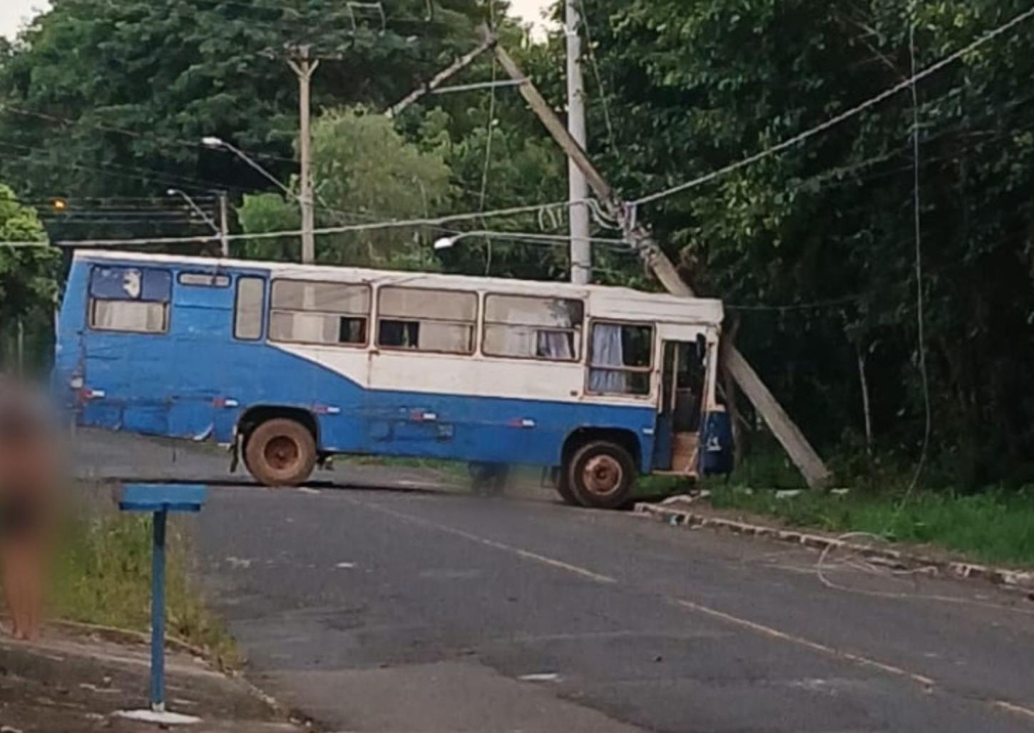 Ônibus desgovernado atinge poste no City Petrópolis