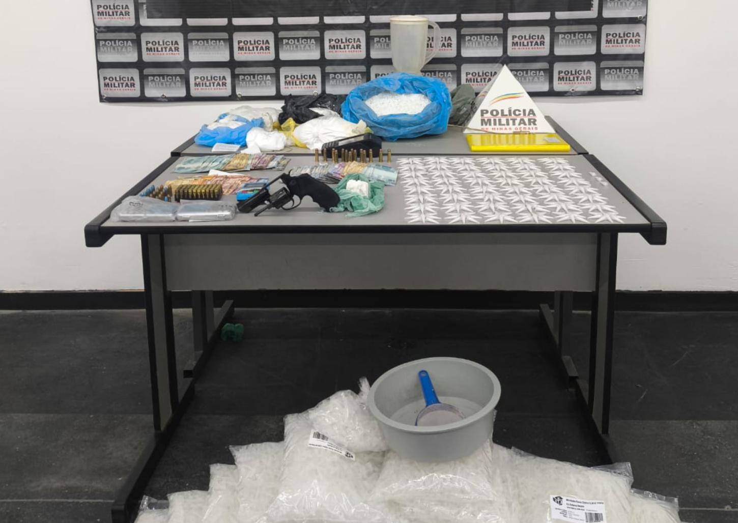 Tático Móvel prende dois homens com drogas e revolver